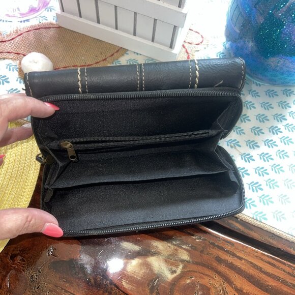 B.O.C Born Concepts Black Leather White Stitched Wallet With Change Compartment - Picture 5 of 7